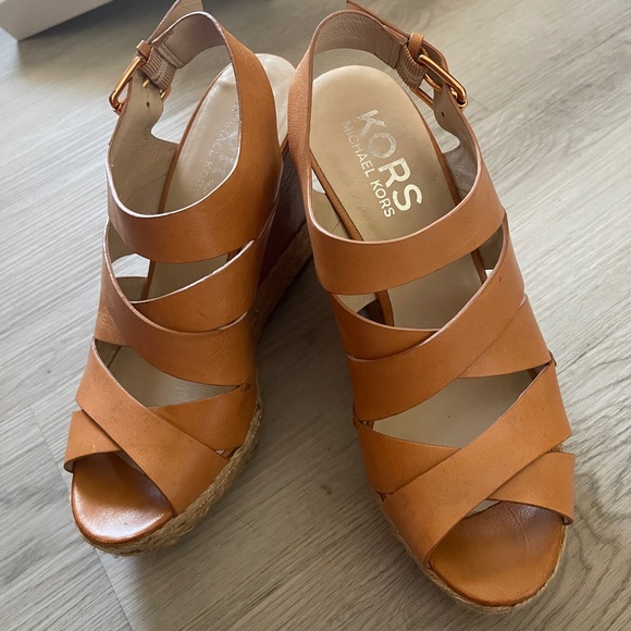 Almost new Michael lots platform sandel - Picture 2 of 4